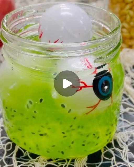 目玉を飾った緑色のハロウィンドリンク